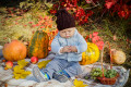 Kind im Herbstgarten