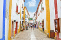 Gepflasterte Straße in Óbidos, Portugal