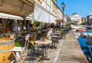 Straßencafé in Triest, Italien
