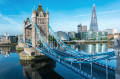 Tower Bridge mit der Skyline von London