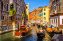 Kanal mit Gondeln in Venedig