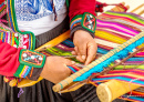 Traditionelles Wollweben in Peru