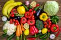 Gemüse und Obst auf einem Holztisch