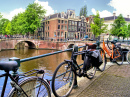Amsterdamer Kanal mit Fahrrädern