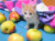 Kleines Kätzchen mit Äpfeln