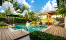Swimmingpool der tropischen Villa