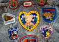Klassische 90er Jahre Badge Denim Jacke