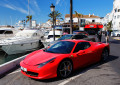 Roter Ferrari in Puerto Banus, Spanien