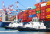 Containerschiffe und Schlepper