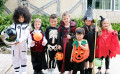 Kinder in Halloween-Kostümen