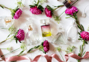 Parfümflaschen und Blumen