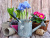 Gartenwerkzeug und Frühlingsblumen