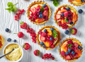 Obst-Tartelettes mit Zitronenpuddingcreme