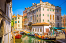 Kanal mit Gondeln in Venedig