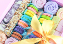 Farbige Süßigkeiten in einer Geschenkbox für den Urlaub