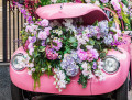 Rosa Auto mit Blumen in der Motorhaube