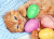Süßes Kätzchen mit gefärbten Eiern