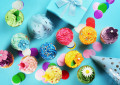Leckere Cupcakes mit einer Geschenkbox