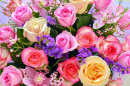 Blumenarrangement mit Rosen
