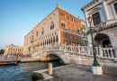 Brücke über einen Сanal in Venedig, Italien