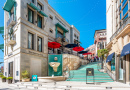 Beverly Hills, Kalifornien - 20. September 2020 - Ein Blick auf die Via Rodeo 2 Treppen mit Springbrunnen und Tiffany Co