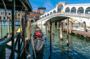 Rialtobrücke auf dem Canal Grande, Venedig, Italien