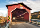 Überdachte Holzbrücke in Kanada
