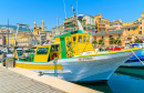 Buntes Fischerboot im Hafen von Bastia