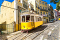 Oldtimer-Straßenbahn im Stadtzentrum von Lissabon