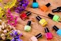 Nagellack und Blumen