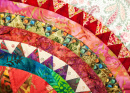 Handgemachter Quilt in leuchtenden Farben