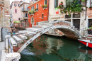 Gewölbte Ziegelbrücke in Venedig