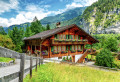 Typisches Schweizer Haus mit Blumen