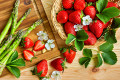 Grüner Spargel und Erdbeeren