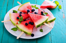 Wassermelonen-Eis am Stiel mit Blaubeeren