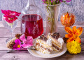 Sommerstillleben mit Wein und Kuchen