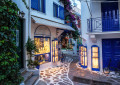 Enge Gasse in Skiathos, Griechenland