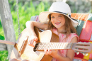 Nettes Mädchen spielt Gitarre