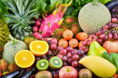 Arrangement von tropischen Früchten und Gemüse