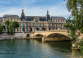 Berühmter Louvre von der Seine aus