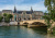Berühmter Louvre von der Seine aus