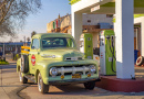 Retro-Ford-Pickup an einer Tankstelle, USA