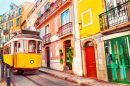 Gelbe Oldtimer-Straßenbahn in Lissabon, Portugal