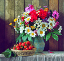 Rustikales Stillleben mit Blumen und Erdbeeren