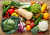 Frisches Gemüse und Obst auf Holztisch