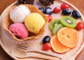 Hausgemachtes Eis mit frischem Obst