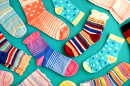Helle Socken auf türkisfarbenem Hintergrund