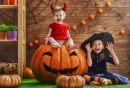 Lustige Kinder in Halloween-Kostümen
