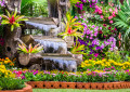 Gartenwasserfall und Blumen
