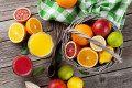 Frische Zitrusfrüchte und Säfte